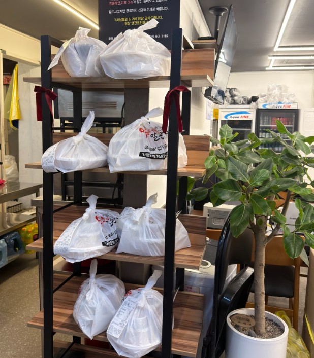 <div style="text-align:left; padding-top:60px;">   <span style="font-size:26px; font-weight:400;">전국 가맹점</span><br>   <span style="font-size:36px; font-weight:500;">배달 평균 매출</span><br>   <strong style="font-size:58px;">2,000만원<br>이상</strong> </div>