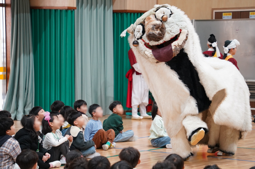 합굿마을 풍물마당놀이 해피 캐릭터가 목포 부주초 병설유치원 어린이들 앞에 등장하는 장면