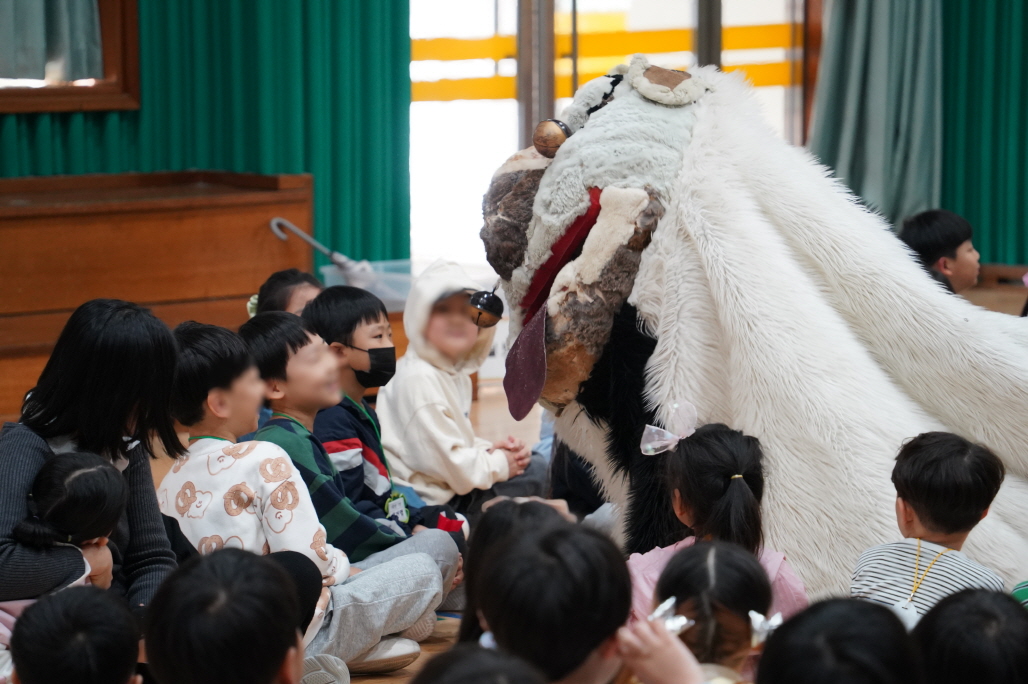 합굿마을 풍물마당놀이 해피 캐릭터가 목포 부주초 병설유치원 어린이들 코앞까지 들이밀며 깜짝 등장하는 장면