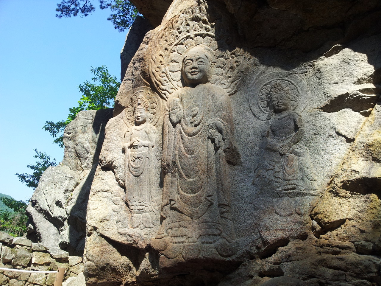 옛 절터 바위에 벙글어진 '백제 미소불', 서산 보원사지 마애삼존불길