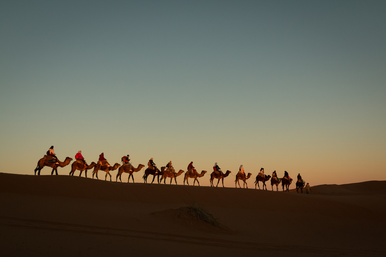 <div style="background:rgba(0,0,0,0.45); padding:10px 14px 20px 14px ; border-radius:12px; line-height:1;">   <span style="font-size:24px; font-weight:800; color:#ffffff; letter-spacing:-1px;">🐫 실크로드</span><br>   <span style="font-size:14px;font-weight:300;  color:#f1f1f1; letter-spacing:-1.5px;">동서 문명이 서로를 만난 시간의 흐름</span> </div>