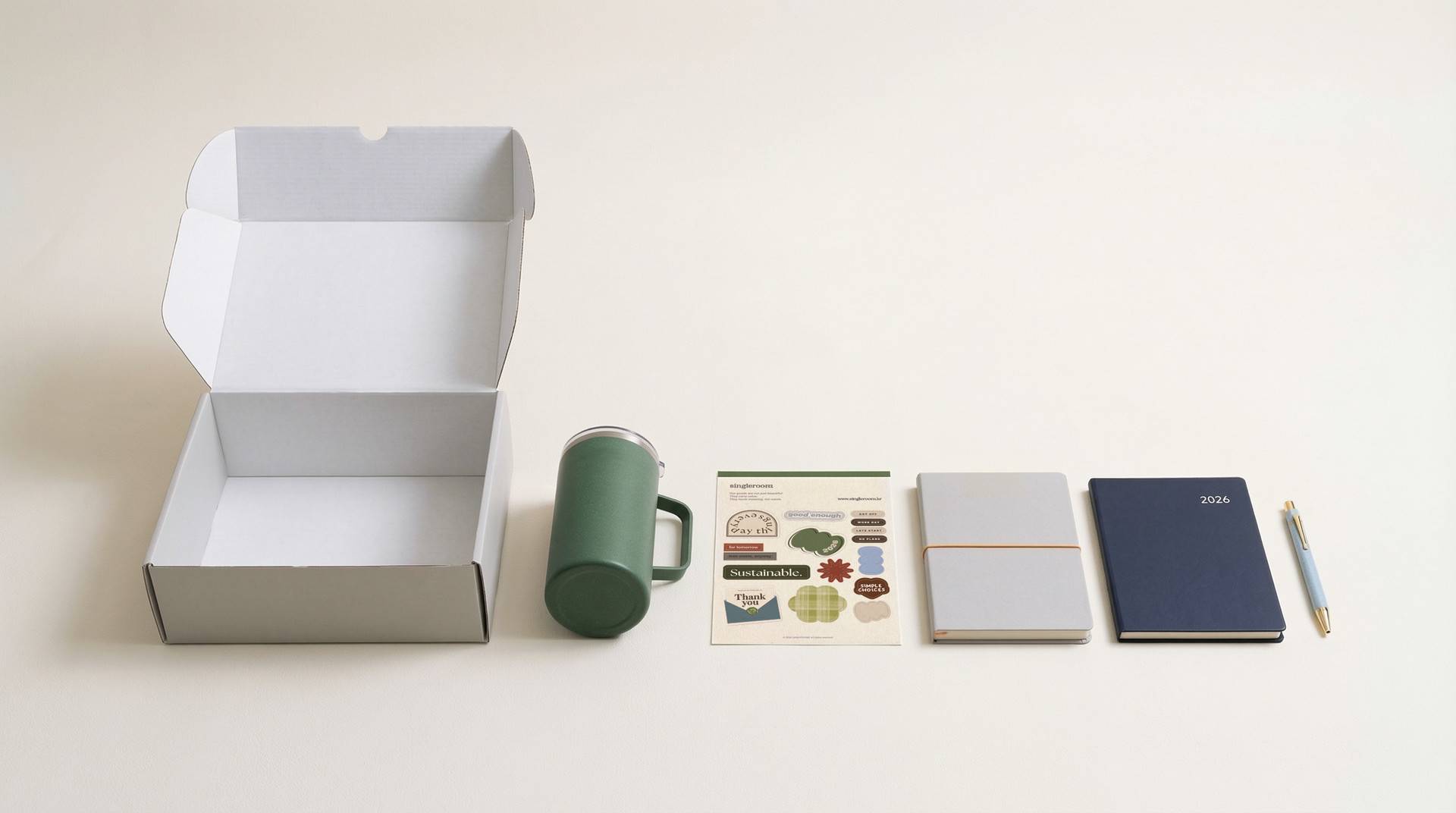 <span class="txt_body" style="text-align:right; vertical-align:middle; height:50px; display:block; margin-top:30px;">      <h3 style="padding-right:3%; color:#212121; font-size:34px; text-align:right;">     <strong>Portfolio</strong>   </h3>    <h6 style="padding-right:3%; color:#212121; text-align:right;">      <span style="font-size:20px; white-space:nowrap;">       요즘 기관과 기업은 어떤 굿즈를 만들고 있을까요?     </span>     <br>      <span style="font-size:20px; white-space:nowrap;">       싱글룸과 함께한 다양한 제작 사례를 확인해보세요.     </span>    </h6>    <br>    <p style="text-align:right;">     <span style="padding-right:3%;">       <a class="btn btn-lg" href="https://www.singleroom.kr/portfolio" target="_blank">         자세히 보기       </a>     </span>   </p>  </span>