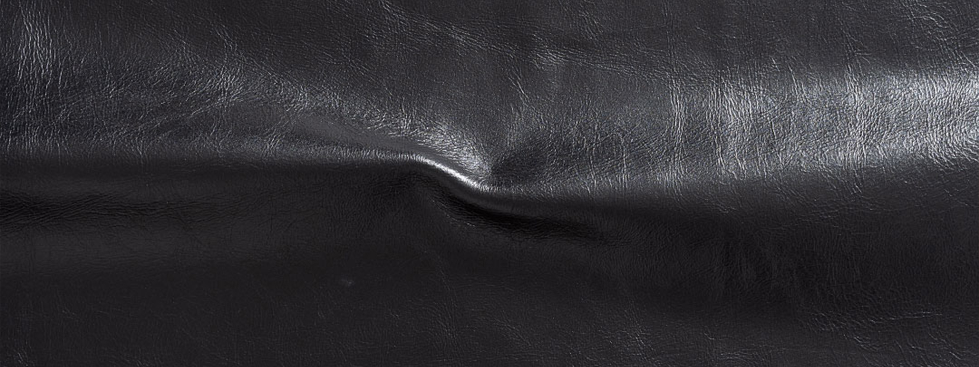 풀 그레인 (Full Grain) 원피에 아닐린 (Aniline) 염료와 오일 (Oil), 왁스 (Wax) 후가공으로 자연스러움과 빈티지함을 더하여 가죽 본연의 매력과 깊어지는 에이징을 경험할수 있는 MAIG MATI (메이그 마티)의 스탠다드 빈티지 (Standard Vintage) 가죽 컬렉션