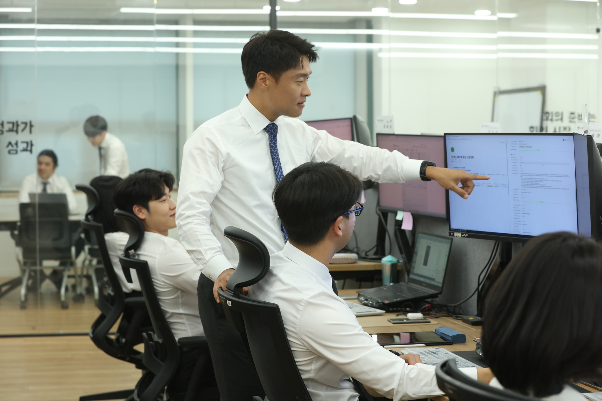 도원 실무진 협업 장면