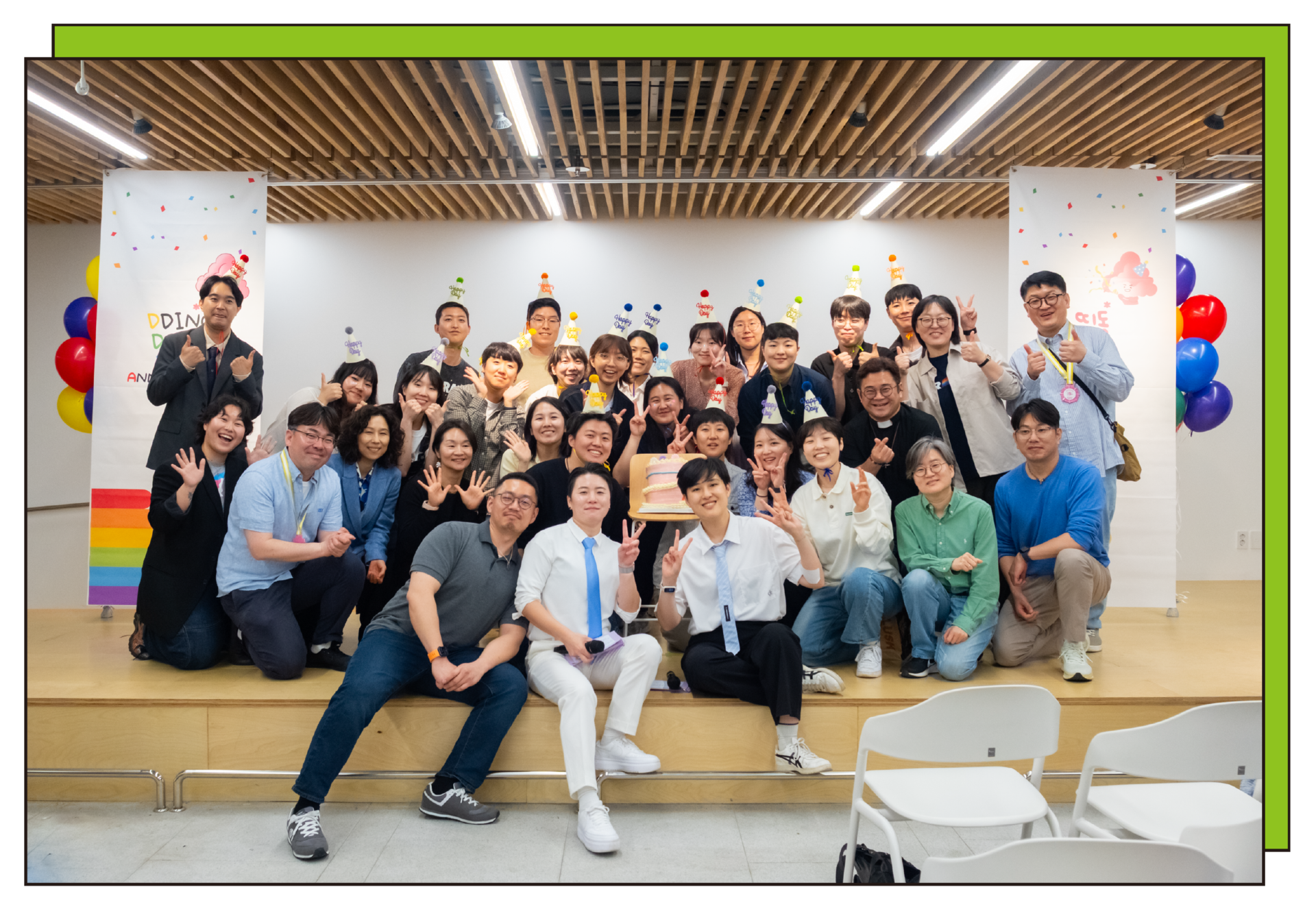 2025년 5월, 띵동 10살 생일파티에서 띵동 구성원(상임활동가, 자원활동가, 이사회) 단체사진