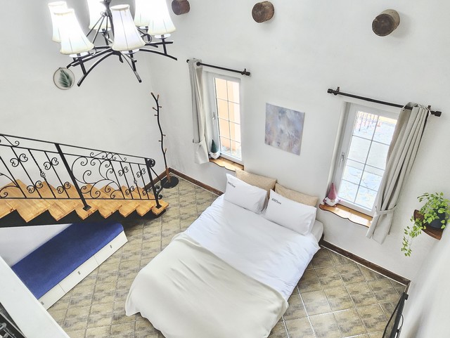 층고가 높고 넓어 편안한 그랜드더블 102호 침실