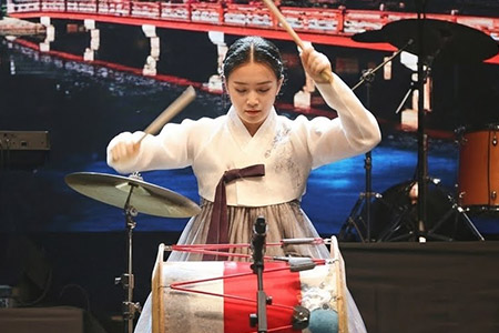 <div style="width:100%; padding:10px; background:#fff;text-align:center;"><p style="color:#018e1c;font-weight:800;font-size:28px;">문화예술 위문</p><h5 style="">문화예술 위문 활동<br/>(장구·노래·무용 등 공연 및 재능 나눔 활동)</h5></div>