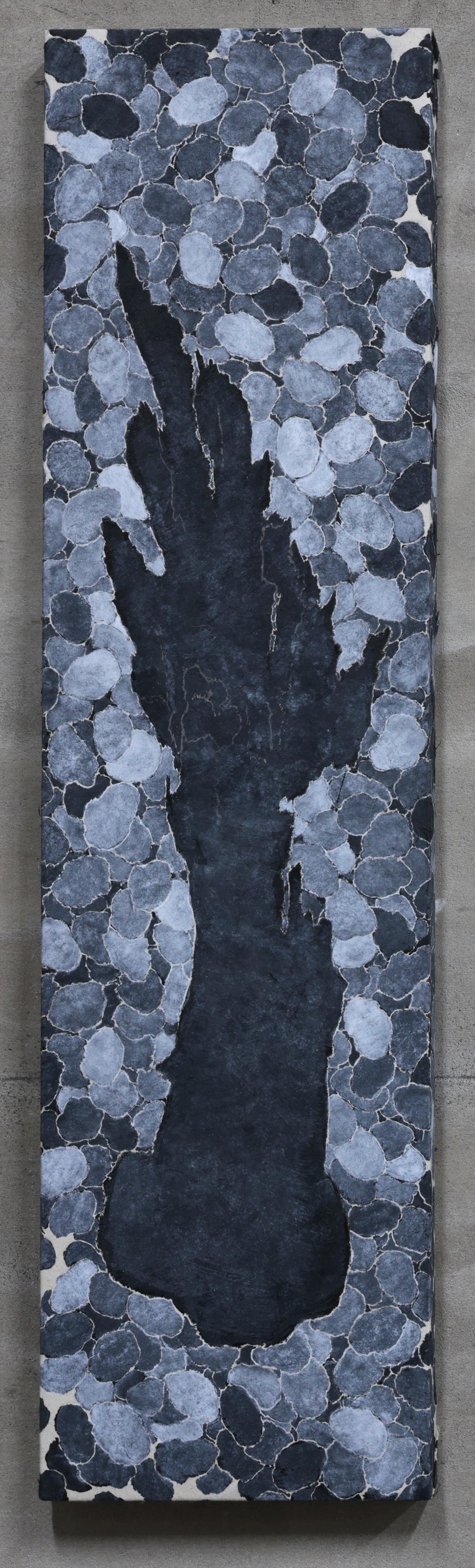 〈말이 없는 조각〉, 2025, 한지에 먹과 호분, 59.4 × 21 cm