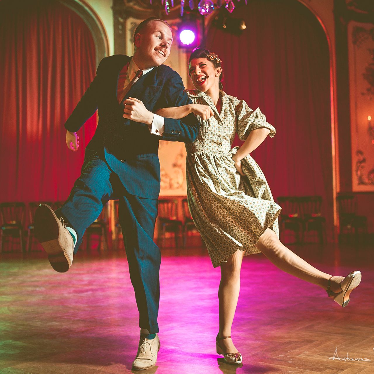 Nils&Bianca<p style="text-align: center; padding-top:14px;">   <a class="btn" style="background-color: 배경색; border-color: 선 색;" href="javascript:SITE.openModalMenu('m202402191f146ce045fc5');">자세히 보기</a> </p>