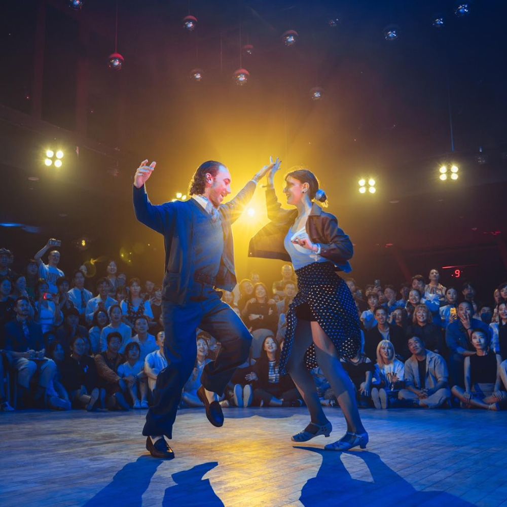 Alison&Issiaka<p style="text-align: center; padding-top:14px;">   <a class="btn" style="background-color: 배경색; border-color: 선 색;" href="javascript:SITE.openModalMenu('m202503209489e8e2a01b2');">자세히 보기</a> </p>