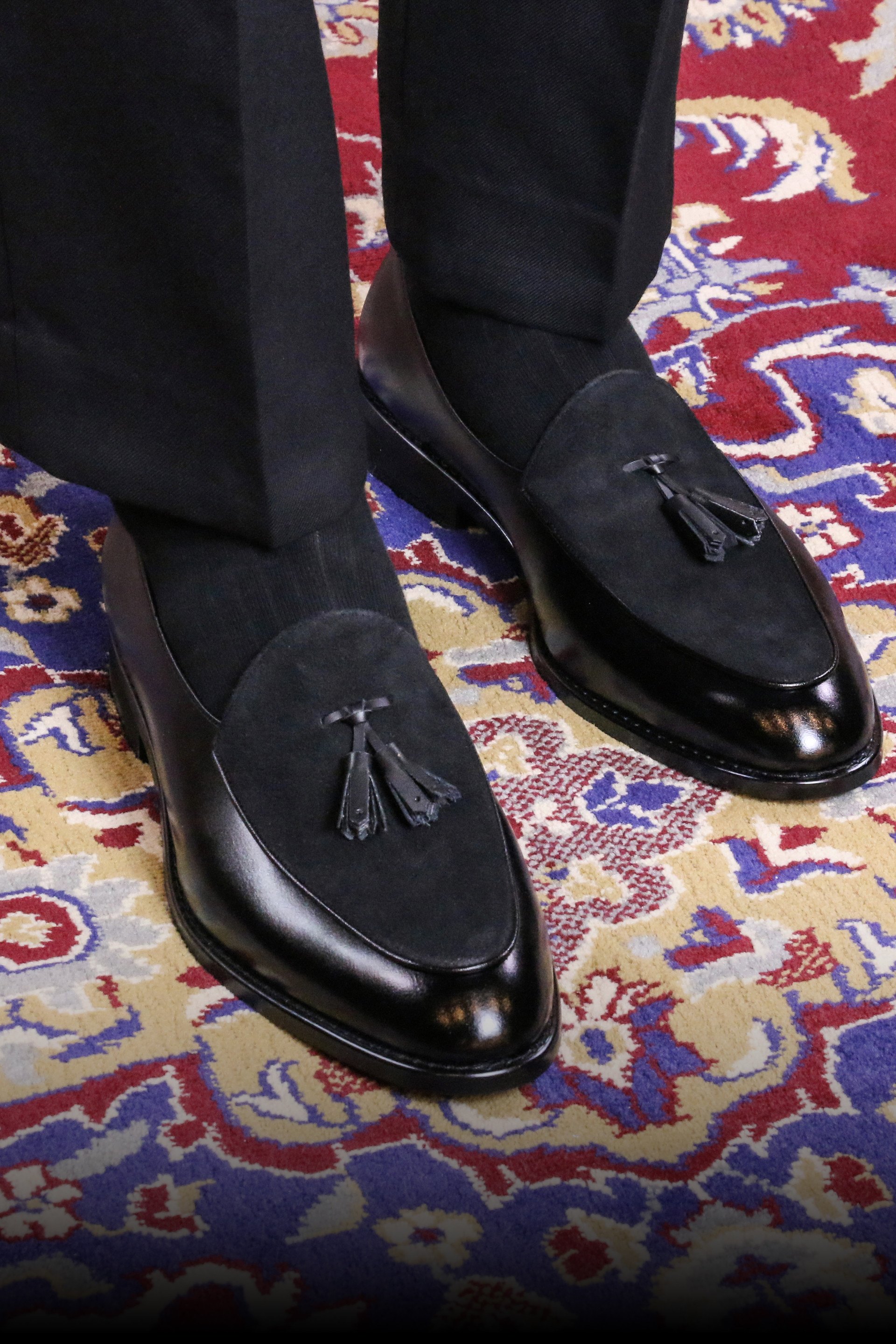 <div style="padding: 20px; text-align: left; color: white;">   <p>     <span style="font-size: 20px; font-weight: bold;">Kingston </span>     <span style="font-size: 15px; font-weight: regular;">Loafer</span>   </p>   <p>     <span style="font-size: 15px;">화려함과 진중함을 동시에 갖춘 신사의 신발</span>   </p>   <br>   <button class="custom-button">Shop</button> </div>  <style>   .custom-button {     padding: 10px 40px;     font-size: 14px;     background-color: transparent;     color: white;     border: 1px solid white;     border-radius: 0;     cursor: pointer;     transition: background-color 0.3s;   }    .custom-button:hover {     background-color: #ae0e0e;   } </style>