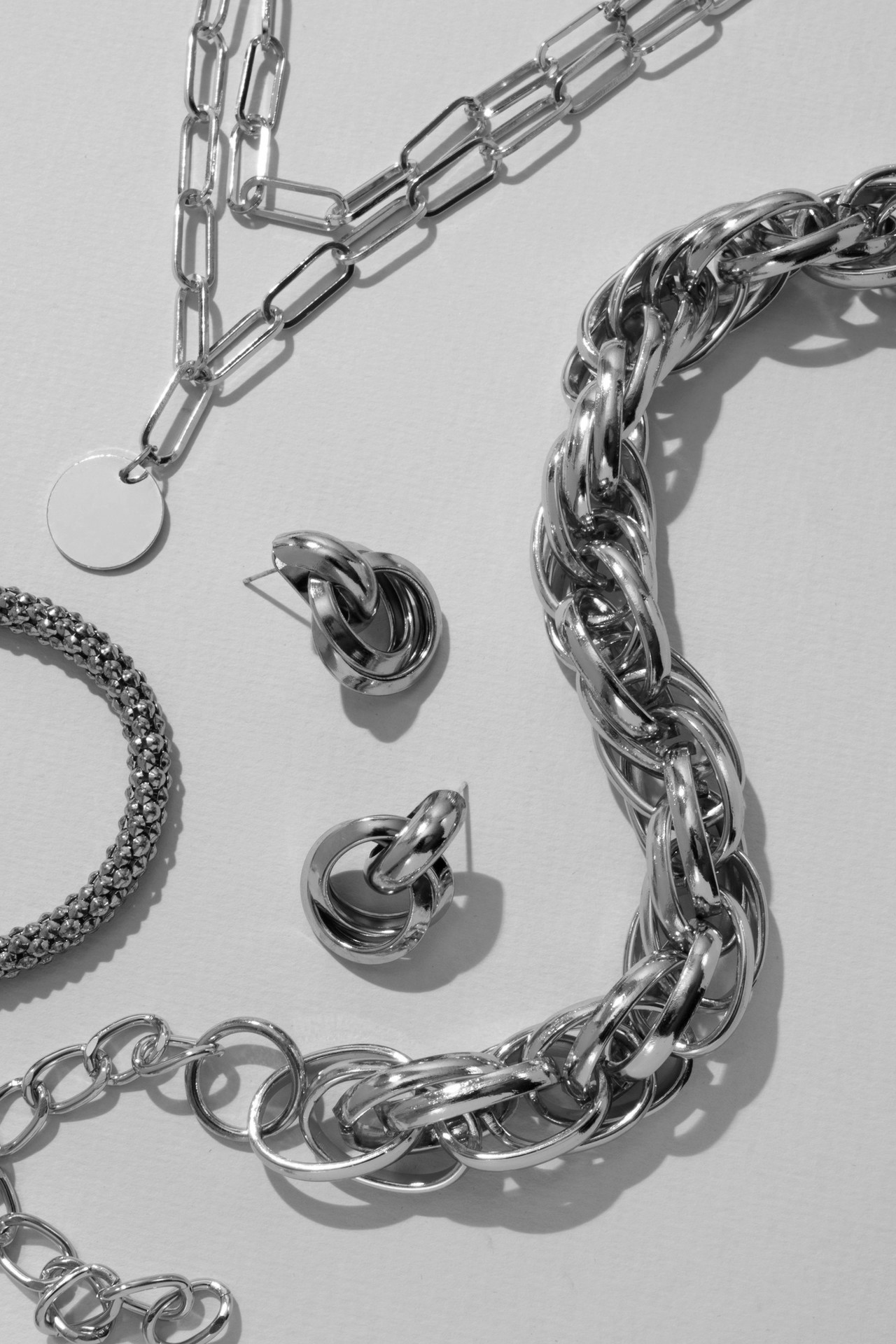 <div style="padding:30px;">weaving nineteen years of master craftsmanship with forward-thinking global innovation, we transform raw elements into enduring symbols of elegance. every delicate chain and intricate detail reflects our unwavering commitment to precision and the deep heritage of JH. beyond the art of manufacturing, we are building a bridge of trust that spans the globe, ensuring that every creation carries the soul of the artisan and the brilliance of the future. together, we shape a world where timeless beauty meets the sophisticated pulse of modern commerce</div>