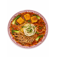 <strong><span class="phobo-title">토마토차돌쌀국수</span></strong><br>하노이 현지에서 전수 받은 진한육수에<br>비법 토마토소스를 넣어 부드러운 차돌박이와<br>새콤함이 어우러지는 스페셜 쌀국수