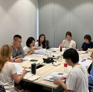 호텔 수업 공간에서 영어수업에 참여하는 부모님들