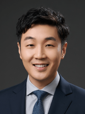 <p style="text-align: left; line-height: 1.5;"><span style="letter-spacing: 1px; font-size: 14px; color: rgb(255, 255, 255);"><strong>미국-이란 전쟁으로 재조명되는 글로벌 에너지 밸류체인과 투자전략</strong></span></p>  <p style="text-align: left; line-height: 1.5;"><span style="color: rgb(255, 255, 255); font-size: 13px;">박준</span><span style="font-size: 13px;"><br></span><span style="color: rgb(255, 255, 255); font-size: 13px;">IMM PE 이사</span></p>