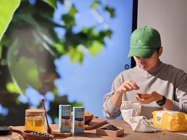 대형 스크린 TV를 활용한 제품촬영 연출