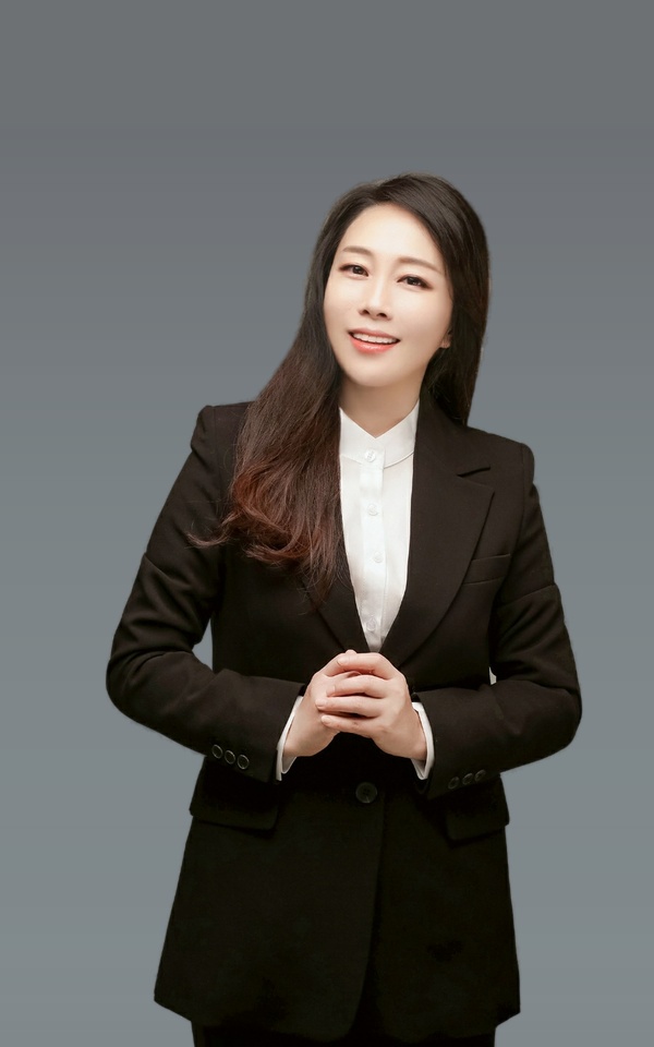 <style> /* 설명 영역 자체의 여백/라인/높이를 완전히 제거 */ :host {     display: block !important;     position: relative !important;     width: 300px !important;     height: 480px !important;     padding: 0 !important;     margin: 0 !important;     line-height: 0 !important; }  /* 설명 텍스트 기본 레이아웃 제거 */ :host p, :host div {     margin: 0 !important;     padding: 0 !important; }  /* 카드 전체를 이미지와 동일한 위치(0,0)에 고정 */ .profile-card {     position: absolute;     top: 0 !important;     left: 0 !important;     width: 300px;     height: 480px;     border-radius: 22px;     overflow: hidden;     pointer-events: none; /* 클릭이 이미지로 전달되도록 */ }  /* 위·아래 짙은 회색 그라데이션(중간 = 완전 투명) */ .gradient-overlay {     position: absolute;     top: 0;     left: 0;     width: 300px;     height: 480px;     background: linear-gradient(         to bottom,         rgba(30,31,38,0.85) 0%,         rgba(30,31,38,0.0) 33%,         rgba(30,31,38,0.0) 65%,         rgba(30,31,38,0.85) 100%     );     z-index: 1; }  /* 텍스트 공통 */ .profile-text-top, .profile-text-bottom {     position: absolute;     left: 20px;     z-index: 2;     color: #fff;     pointer-events: none; }  .profile-text-top { top: 20px; }  .profile-name {     font-size: 22px;     font-weight: 700; }  .profile-role {     font-size: 14px;     opacity: 0.9; }  .profile-text-bottom {     bottom: 18px;     width: 90%; }  .profile-bio {     font-size: 13px;     opacity: 0.85;     line-height: 1.4; } </style>  <div class="profile-card">      <div class="gradient-overlay"></div>      <div class="profile-text-top">         <div class="profile-name"> 김반듸 </div> <div class="profile-role"> 팀장 Team Leader</div> </div> </div>