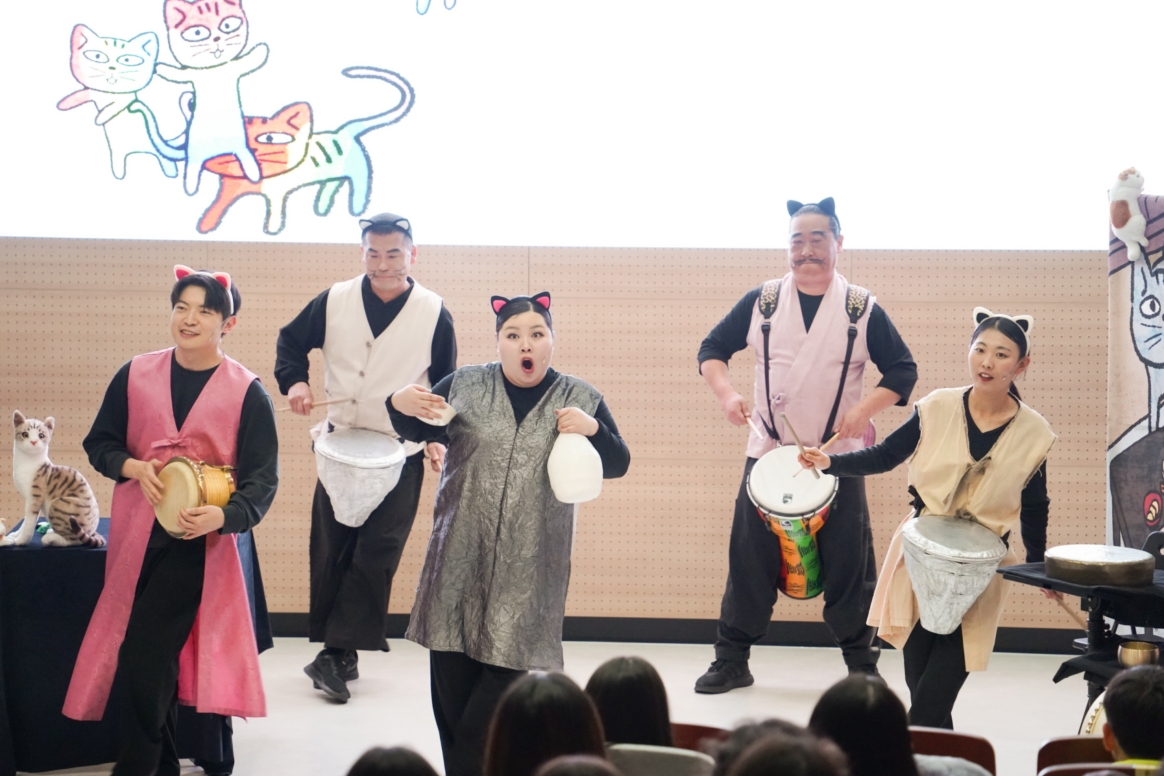 나는고양이로소이다 피날레 퓨전 국악 연주 장면 – 고양이 귀를 달고 장구·소고·봉고를 든 배우 5인의 라이브 공연, 합굿마을