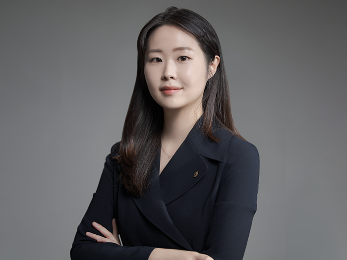 <div style="padding:10px;">  	<p><span style="font-size: 18px;"><span style="color: rgb(193, 165, 117); display:inline-block;"><strong>김 해 원</strong></span></span><span style="font-size: 18px;"><span style="color: rgb(193, 165, 117); display:inline-block;">&nbsp;</span></span><span style="font-size: 14px; display: inline-block;">대표 공인노무사</span></p> </div>