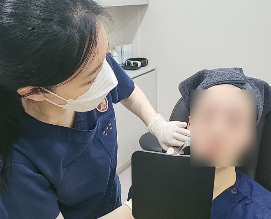 강남 턱보톡스 시술하는 장면 