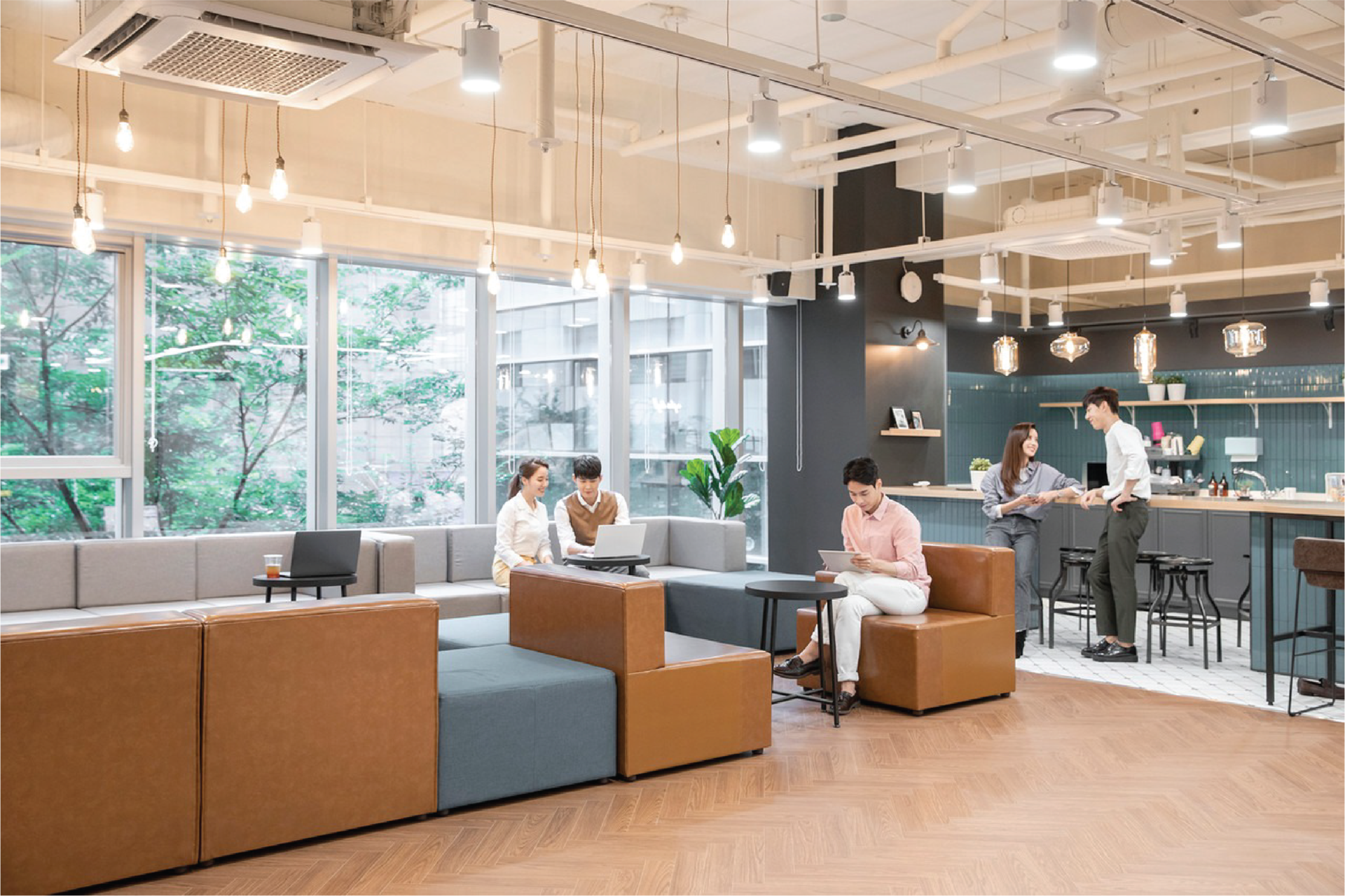 <p style="text-align: left; line-height: 2;"><span style="font-size: 22px;">매일 우리가 살아가는 일상의 공간<br><strong><span style="color: rgb(0, 145, 251);">케어원</span></strong>은 그 공간을 안심할 수 있게 	<br>공간 위생을 통해 고객들의 삶을 지켜오며 	<br><span class="highlight2">믿을 수 있는 공간 케어 파트너로 자리잡아 왔습니다.</span> 	<br> 	<br>단 한 건의 불만도 없이 	<br>섬세하게 당신의 공간에 맞춘 맞춤형 서비스 	<br>공간 위생 문제의 근본 원인을 차단하는 클린 케어 	<br>그리고 고객이 스스로 공간의 쾌적함을 만들어갈 수 있는 	<br>클린 케어 브랜드 제품까지 	<br> 	<br><span style="color: rgb(0, 145, 251);"><strong>우리의 본질</strong></span>은&nbsp;</span> 	<br><span style="font-size: 22px;"><span class="highlight2">해충 방제부터 클린 케어까지</span> 	<br>바로, <span class="highlight2">공간의 질(Quality)을 케어하는 것입니다.</span> 	<br> 	</span></p>