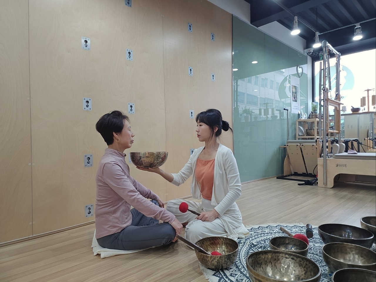 싱잉볼치유명상연구소 이미정 원장 개인별 싱잉볼 지도 장면