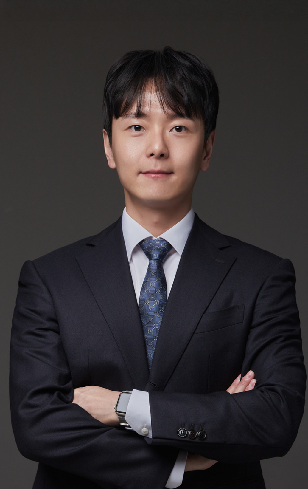 <p style="line-height: 1;"><span style="font-size: 14px;">대표변리사</span></p>  <p style="line-height: 1;"><span style="font-size: 30px;"><strong>김 동 현</strong></span></p>  <p style="line-height: 0;"> 	<br> </p> <div style="display: inline-block; padding: 3px 12px; border: 1px solid #ffffff; border-radius: 50px; background-color: transparent;"><span style="color: rgb(255, 255, 255); font-size: 12px; letter-spacing: 0px; vertical-align: middle;">&nbsp;+ Detail&nbsp;</span></div>  <p> 	<br> </p>
