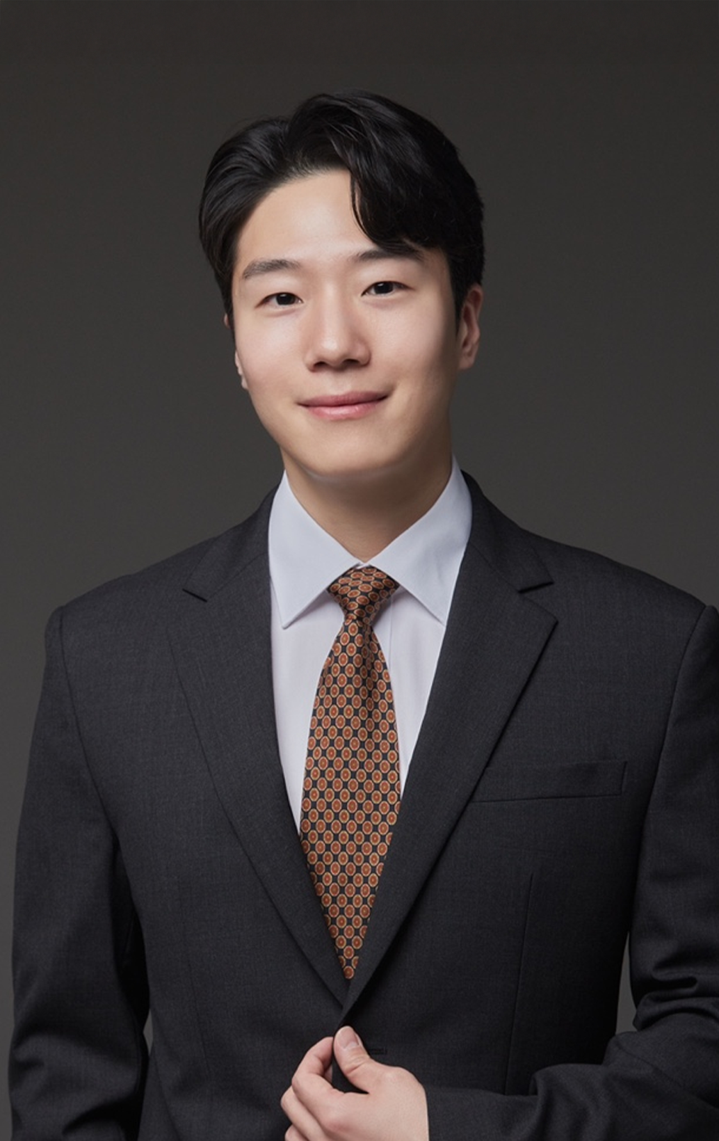 <p style="line-height: 1;"><span style="font-size: 14px;">대표변리사</span></p>  <p style="line-height: 1;"><span style="font-size: 30px;"><strong>구 민 식</strong></span></p>  <p style="line-height: 0;"> 	<br> </p> <div style="display: inline-block; padding: 3px 12px; border: 1px solid #ffffff; border-radius: 50px; background-color: transparent;"><span style="color: rgb(255, 255, 255); font-size: 12px; letter-spacing: 0px; vertical-align: middle;"> + Detail </span></div>  <p> 	<br> </p>