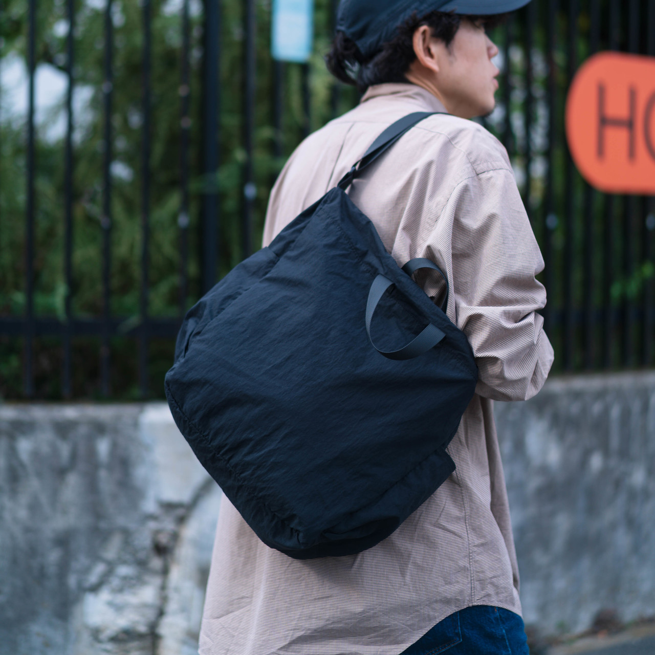 <span style="   line-height: 1em;   font-size: 18px;   letter-spacing: 0.5px;   border: 1px solid white;   margin-bottom: 10px;   padding: 10px;   display: inline-block; ">Work Edition</span><br>NEW IN<br>VEIL Shoulder Bag <svg xmlns="http://www.w3.org/2000/svg" fill="none" stroke="white" stroke-width="1" viewBox="0 0 24 24"   style="width: 35px; height: 35px; margin-left: 8px; vertical-align: middle;">   <path d="M5 12h14M13 6l6 6-6 6"/> </svg>