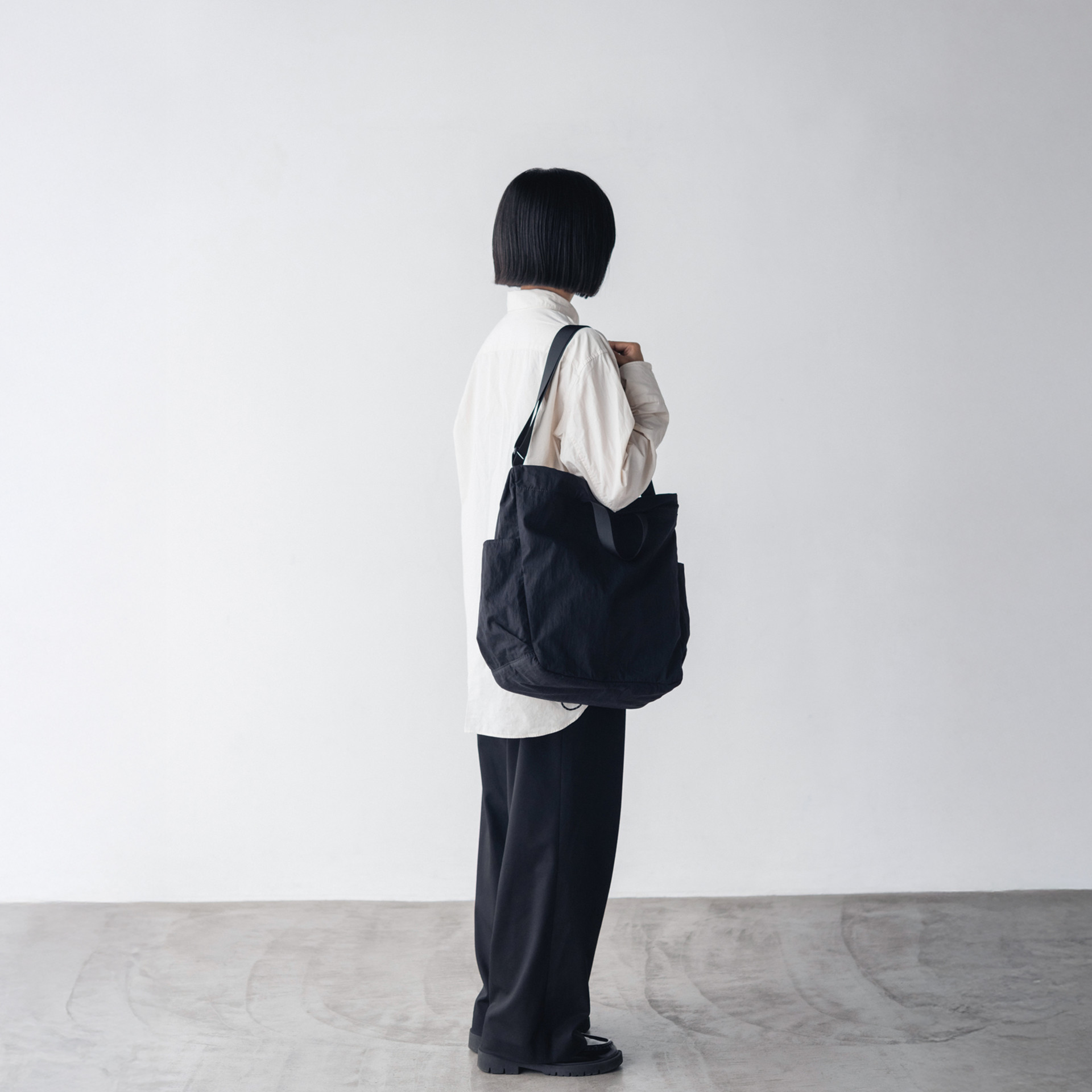 <span style="   line-height: 1em;   font-size: 14px;   letter-spacing: 0.5px;   border: 1px solid white;   margin-bottom: 10px;   padding: 8px;   display: inline-block; ">Work Edition</span><br>NEW IN<br>VEIL Shoulder Bag
