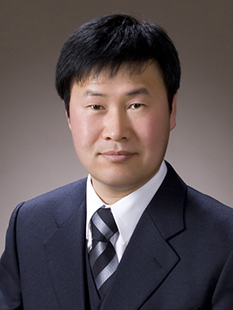 복지관 관장 석건 목사