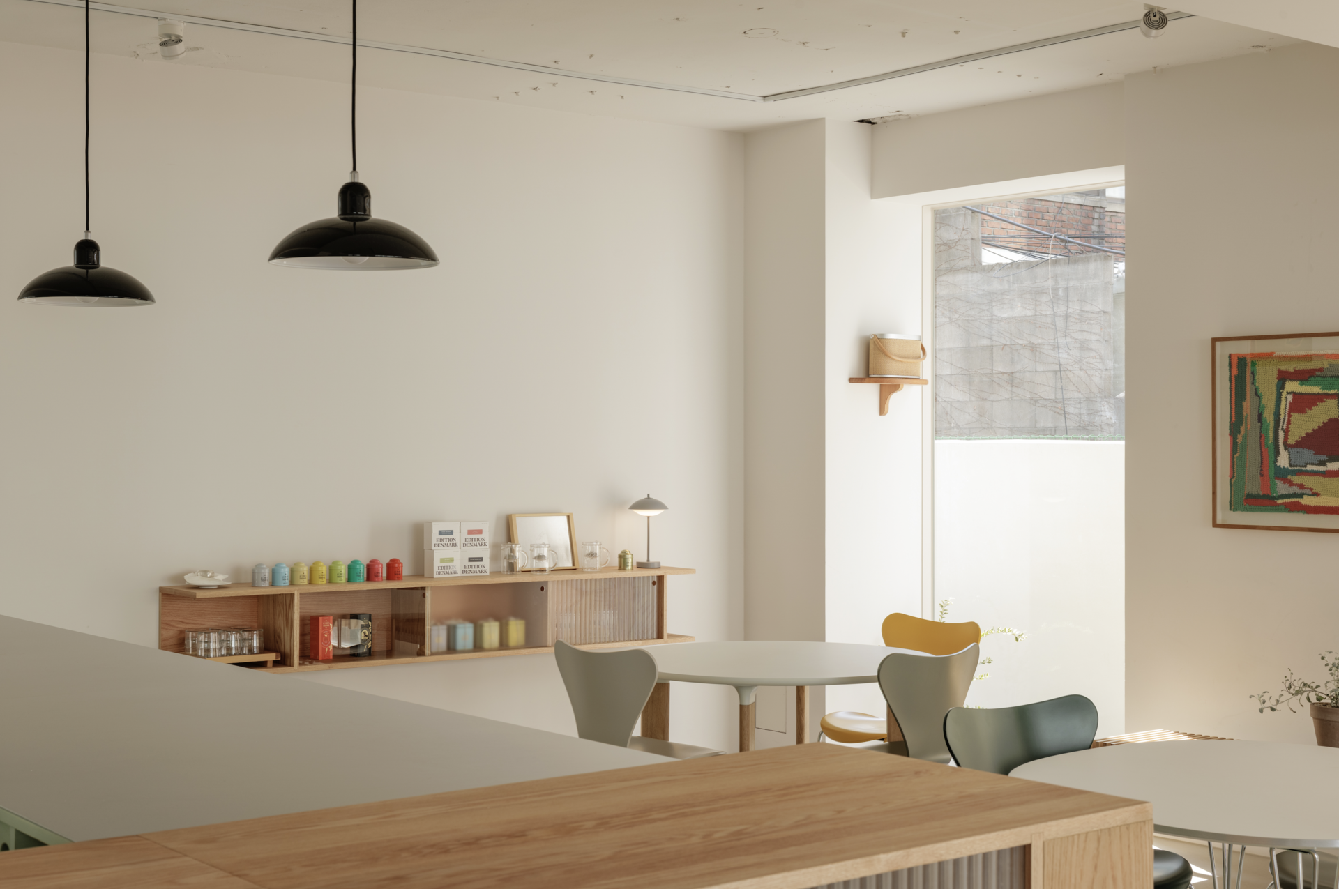 <div style="margin-left:6px;"> <p style="font-size: 16px; font-weight:500; margin-bottom:4px; line-height:1.2;">EDITION DENMARK<br>NOKSAPYEONG</p>  <p style="font-size: 12px; line-height:1.6; font-weight:400; margin-bottom:9px;">서울시 용산구 녹사평대로 244</p><p style="font-size: 10px; font-weight: 400; text-decoration:underline; ">더 알아보기</p> </div>