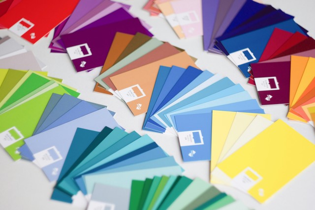 <div class="customization-box">   <div class="customization-title">커스텀 컬러</div>    <div class="customization-item">Pantone 컬러 매칭</div>   <div class="customization-item">맞춤 염색 제작</div>   <div class="customization-item">일관된 컬러 퀄리티</div> </div>  <style>   .customization-box {     text-align: center;   }    .customization-title {     font-size: 16px;     font-weight: 700;     margin-bottom: 3px;   }    .customization-item {     font-size: 13px;     line-height: 1.7;   } </style>