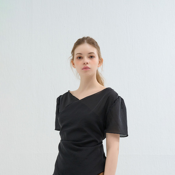 STRIPE WRAP SHIRRING BLOUSE BLACK 상세 이미지