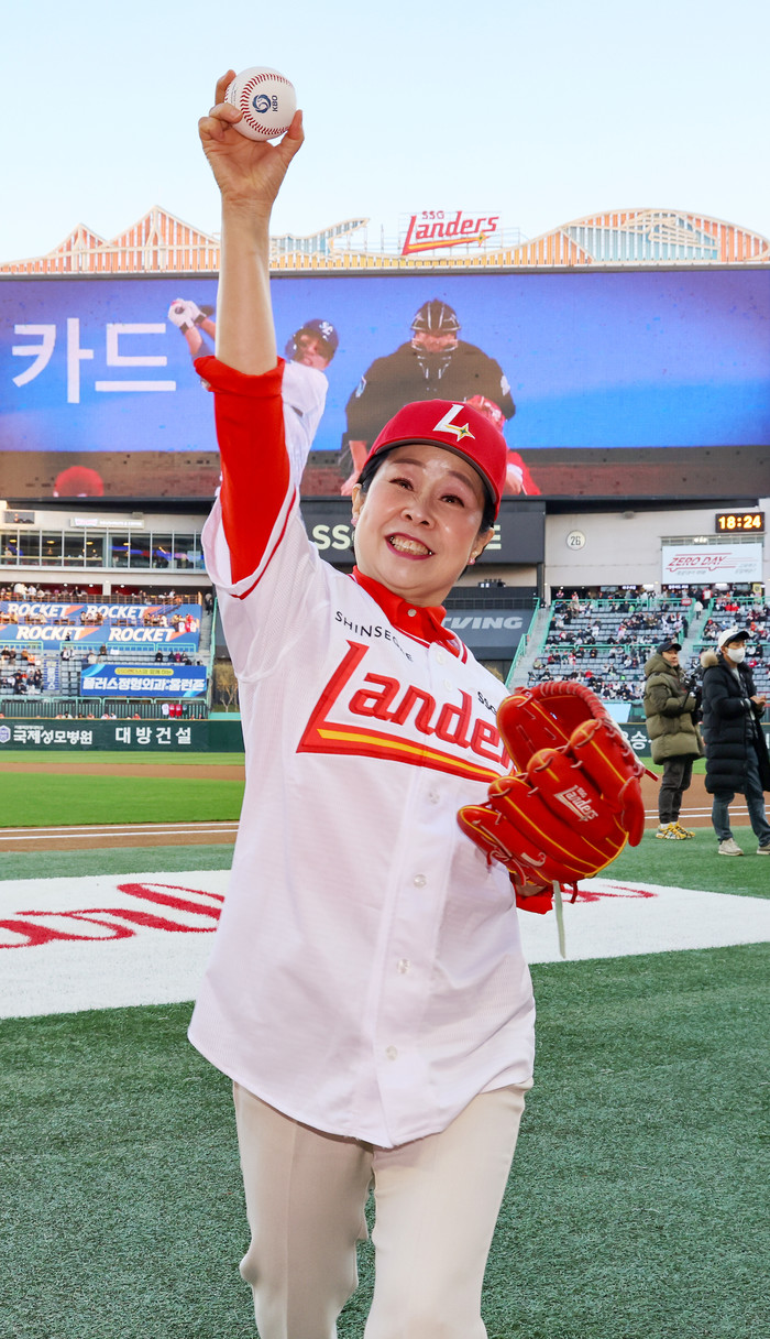 [현장르포] 웃음치료사 오행자 교수, SSG 랜더스필드 시구로 수만 관중을 하나로 묶다.