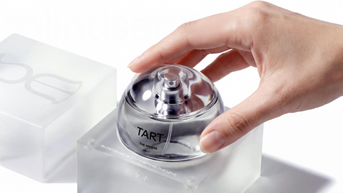 TART 라벨의 투명한 용기에 손을 올린 제품 사진