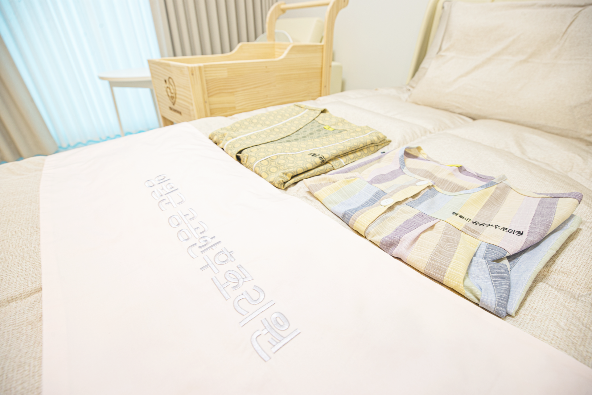 <span style="text-shadow: 2px 2px 3px #4D4D4D;">우리 아기와의 첫 걸음,<br><span style="font-size: 40px; font-weight: bold;"> <b>영월군<br> 공공산후조리원이<br> 함께합니다.</b></span></span>