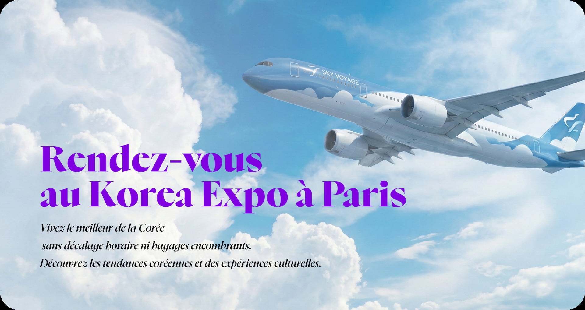 Bannière d'accueil du site de la Korea Expo à Paris. Un avion vole dans un ciel bleu, symbolisant un voyage. Le texte invite à découvrir le meilleur de la Corée sans décalage horaire