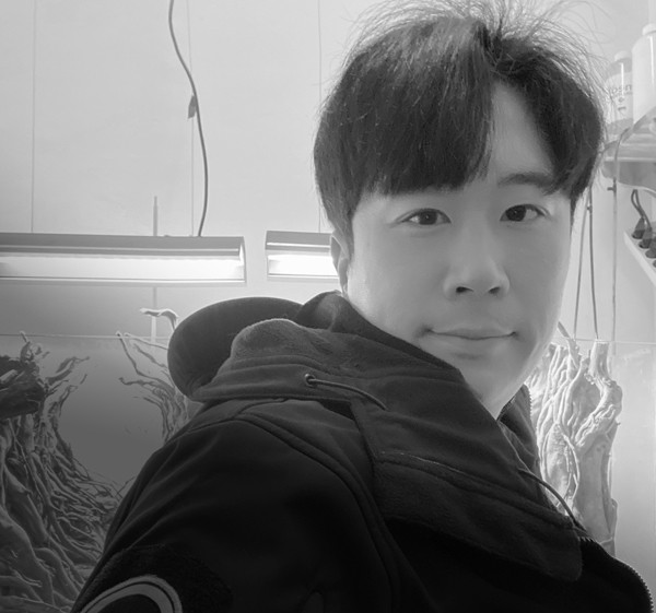 <p style="  margin-bottom:-10px;">김동윤</p><h5 style="line-height: 0.8; margin-bottom:0px;"><strong> Kim DongYoon</strong></h5>