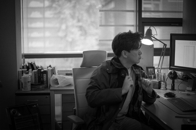<p style="  margin-bottom:-10px;">신동진</p><h5 style="line-height: 0.8; margin-bottom:0px;"><strong> Shin DongJin</strong></h5>