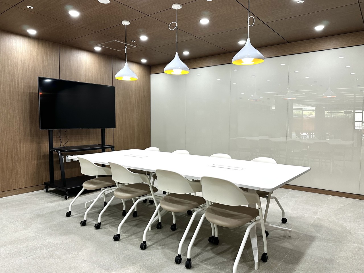 <h6><span class="f_tit">회의실</span><span class="f4">4F</span></h6><p>팀 내부의 긴밀한 업무부터 입주사 간의 유연한 협업까지, 목적에 따라 자유롭게 확장되는 소통 중심의 회의 공간입니다.</p>