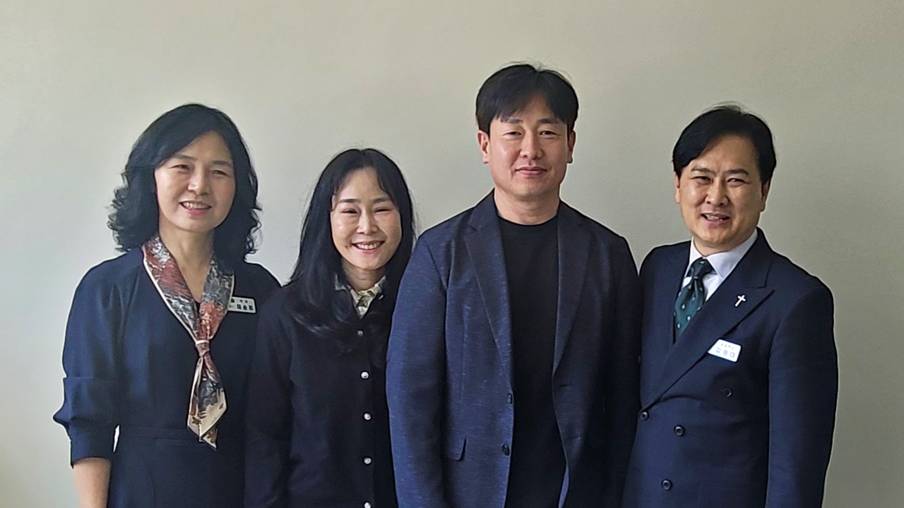 <h6 style="line-height: 1;"><strong><span style="font-size: 18px; color: rgb(255, 255, 255);">새가족안내</span></strong></h6>