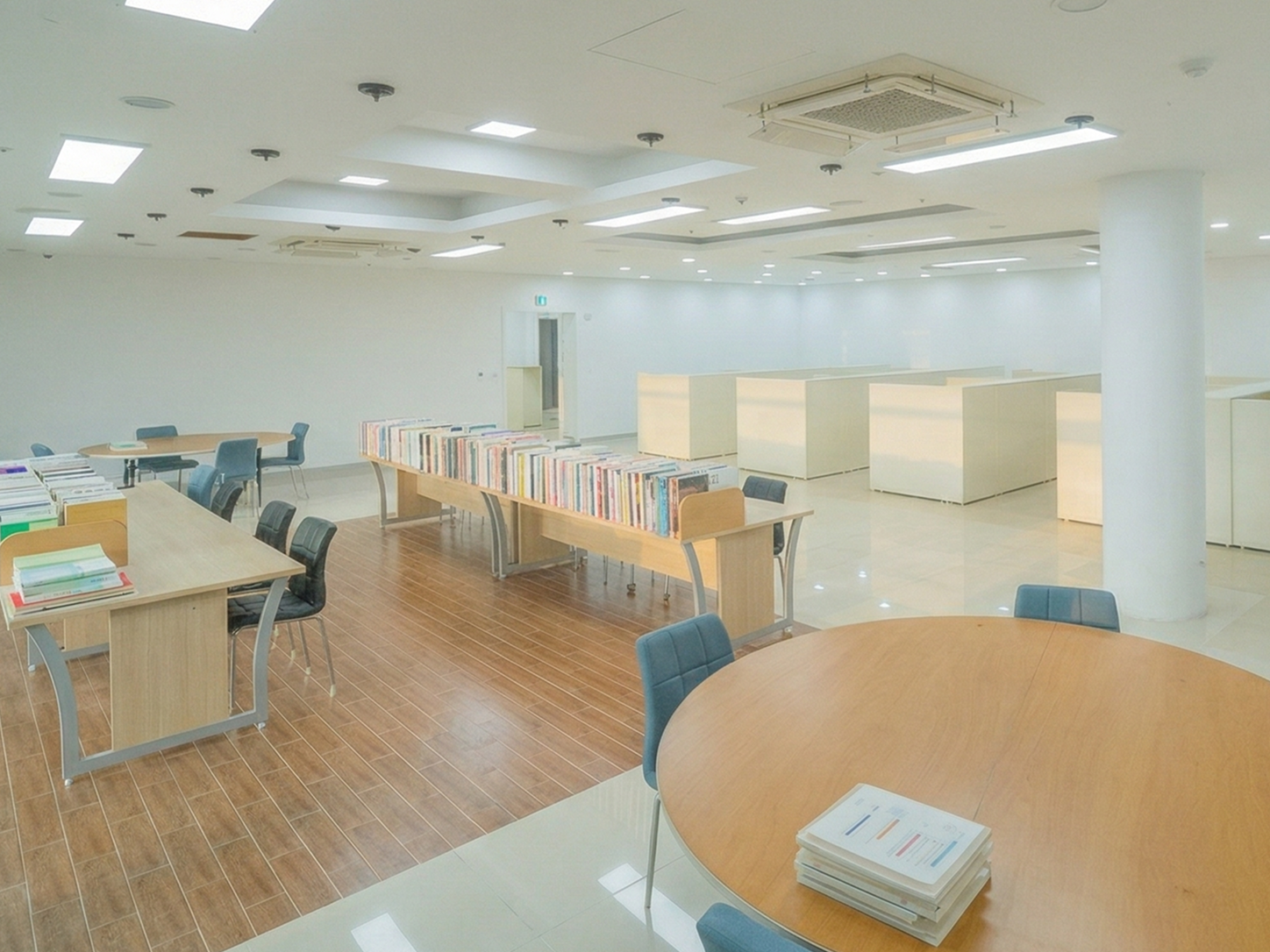 <!-- ✅ 아임웹 커스텀 HTML 위젯 — 독립 칸막이 (2열 소형 카드용 + 모바일) -->  <style>   #study-block-sm * {     box-sizing: border-box !important;     margin: 0 !important;     padding: 0 !important;   }   #study-block-sm {     width: 100% !important;     padding: 28px 24px !important;     font-family: 'Noto Sans KR', 'Apple SD Gothic Neo', sans-serif !important;   }    /* 배지 */   #study-block-sm .badge {     display: inline-flex !important;     align-items: center !important;     gap: 4px !important;     background: rgba(255,255,255,0.18) !important;     border: 1px solid rgba(255,255,255,0.3) !important;     border-radius: 999px !important;     padding: 3px 10px !important;     font-size: 11px !important;     font-weight: 500 !important;     color: #ffffff !important;     margin-bottom: 10px !important;     letter-spacing: 0.02em !important;   }    /* 메인 제목 */   #study-block-sm h2 {     font-size: clamp(18px, 3.2vw, 28px) !important;     font-weight: 800 !important;     color: #ffffff !important;     line-height: 1.2 !important;     letter-spacing: -0.03em !important;     word-break: keep-all !important;     margin-bottom: 10px !important;     font-family: 'Noto Sans KR', sans-serif !important;   }    /* 서브텍스트 */   #study-block-sm .sub {     font-size: clamp(11px, 1.2vw, 13px) !important;     color: rgba(255,255,255,0.75) !important;     font-weight: 400 !important;     letter-spacing: 0.01em !important;     line-height: 1.6 !important;     word-break: keep-all !important;   }   #study-block-sm .sub span {     margin: 0 3px !important;     color: rgba(255,255,255,0.45) !important;   }    /* ── 모바일 (1열로 전환되는 시점) ── */   @media (max-width: 640px) {     #study-block-sm {       padding: 22px 18px !important;     }     #study-block-sm .badge {       font-size: 10px !important;       padding: 3px 9px !important;       margin-bottom: 8px !important;     }     #study-block-sm h2 {       font-size: 20px !important;       margin-bottom: 8px !important;     }     #study-block-sm .sub {       font-size: 11px !important;     }   } </style>  <div id="study-block-sm">   <div class="badge">    열람실 · 도서관   </div>   <h2>오픈 열람실</h2>   <p class="sub">     원형 그룹 테이블     <span>·</span><br>    개인 학습 테이블     <span>·</span><br>    다양한 참고서 및 도서 비치   </p> </div>