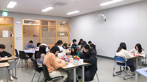 <h6><strong>교실</strong></h6>