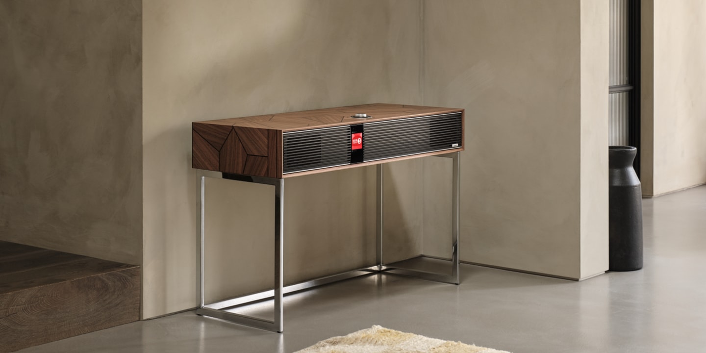 <p style="font-weight: bold;">R810 MiE <br><span style="font-size: 30px;">Unparalleled craftsmanship</span></p>