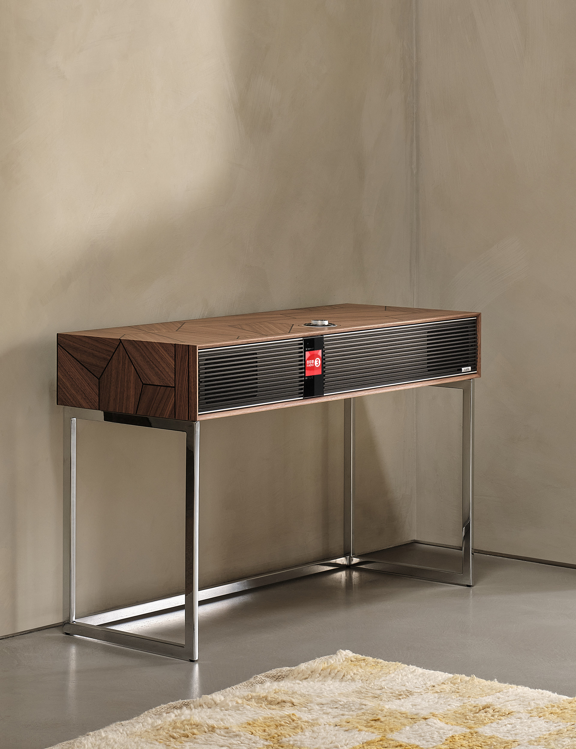 <p style="font-weight: bold;">R810 MiE <br><span style="font-size: 18px;">Unparalleled craftsmanship</span></p>