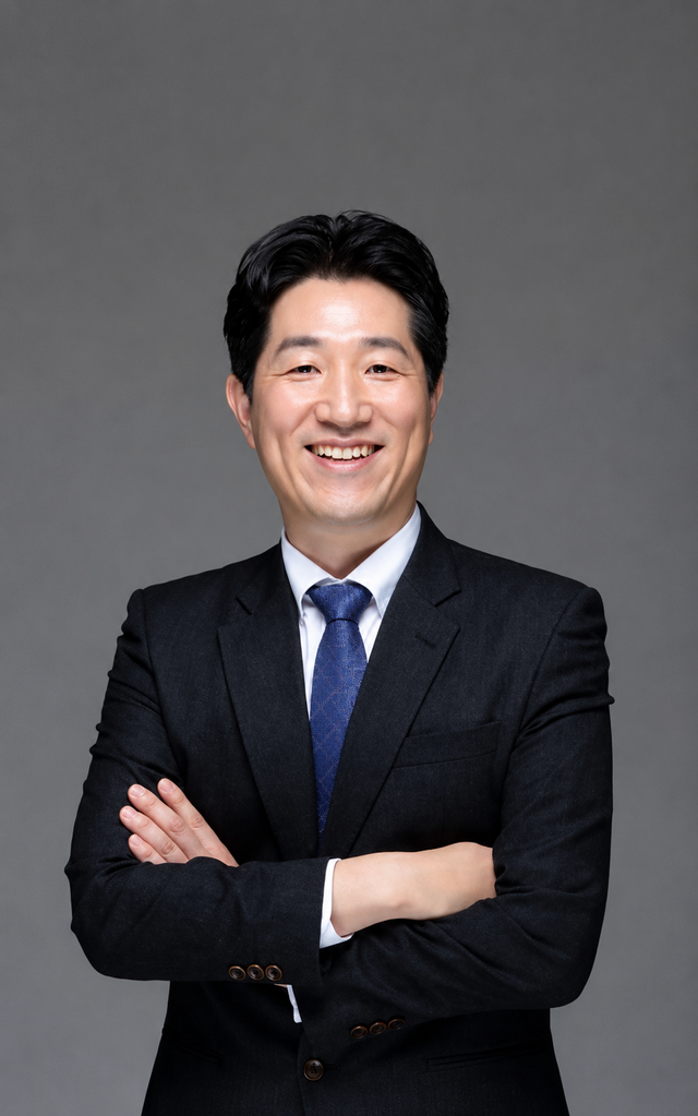 <style> /* 설명 영역 자체의 여백/라인/높이를 완전히 제거 */ :host {     display: block !important;     position: relative !important;     width: 300px !important;     height: 480px !important;     padding: 0 !important;     margin: 0 !important;     line-height: 0 !important; }  /* 설명 텍스트 기본 레이아웃 제거 */ :host p, :host div {     margin: 0 !important;     padding: 0 !important; }  /* 카드 전체를 이미지와 동일한 위치(0,0)에 고정 */ .profile-card {     position: absolute;     top: 0 !important;     left: 0 !important;     width: 300px;     height: 480px;     border-radius: 22px;     overflow: hidden;     pointer-events: none; /* 클릭이 이미지로 전달되도록 */ }  /* 위·아래 짙은 회색 그라데이션(중간 = 완전 투명) */ .gradient-overlay {     position: absolute;     top: 0;     left: 0;     width: 300px;     height: 480px;     background: linear-gradient(         to bottom,         rgba(30,31,38,0.85) 0%,         rgba(30,31,38,0.0) 33%,         rgba(30,31,38,0.0) 65%,         rgba(30,31,38,0.85) 100%     );     z-index: 1; }  /* 텍스트 공통 */ .profile-text-top, .profile-text-bottom {     position: absolute;     left: 20px;     z-index: 2;     color: #fff;     pointer-events: none; }  .profile-text-top { top: 20px; }  .profile-name {     font-size: 22px;     font-weight: 700; }  .profile-role {     font-size: 14px;     opacity: 0.9; }  .profile-text-bottom {     bottom: 18px;     width: 90%; }  .profile-bio {     font-size: 13px;     opacity: 0.85;     line-height: 1.4; } </style>  <div class="profile-card">      <div class="gradient-overlay"></div>      <div class="profile-text-top">         <div class="profile-name"> 권용식 </div> <div class="profile-role">  대전지사장 | 공인노무사 Certified Public Labor Attorney </div> </div> </div>