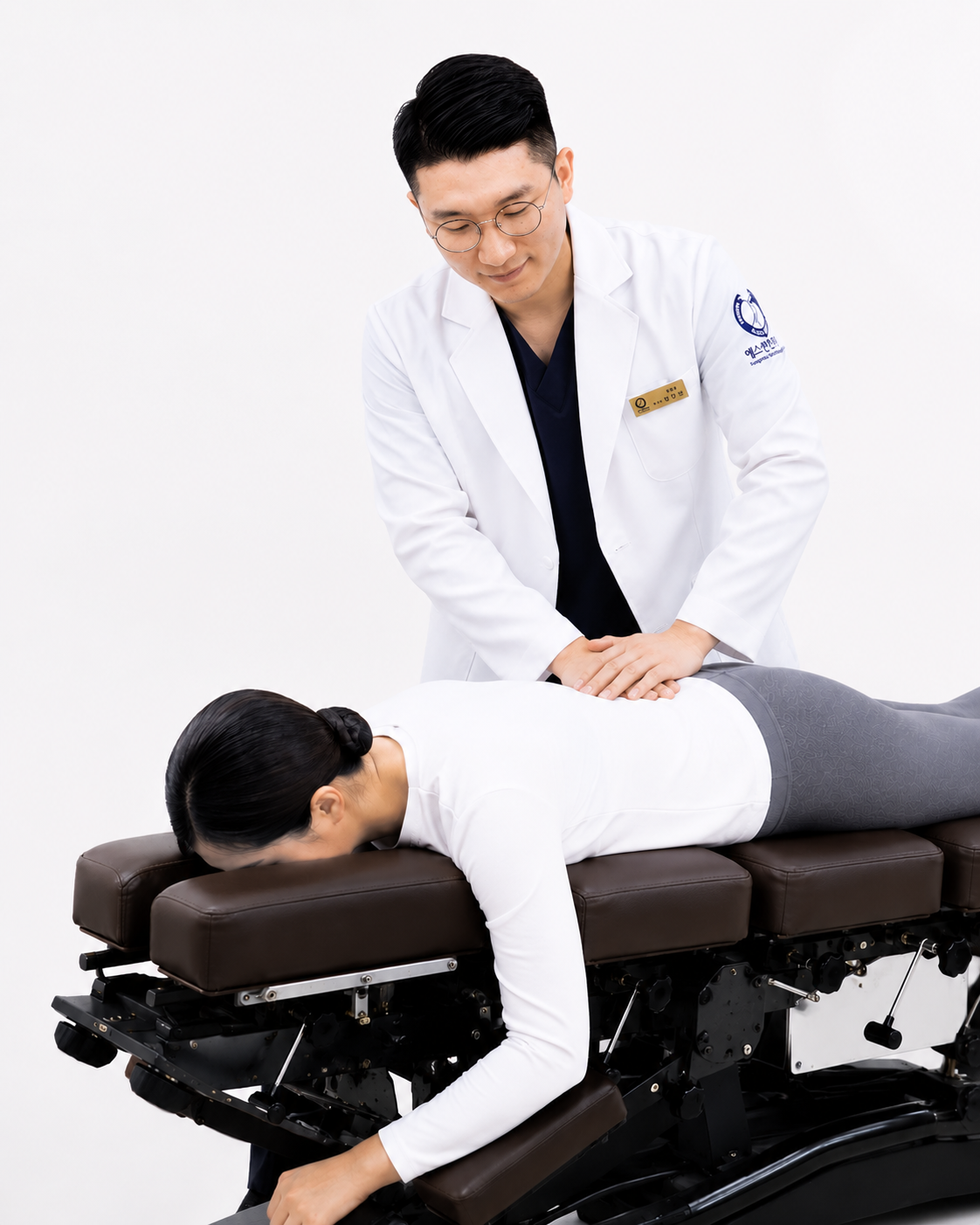 에스한방병원 한의사가 추나요법을 시행하는 모습