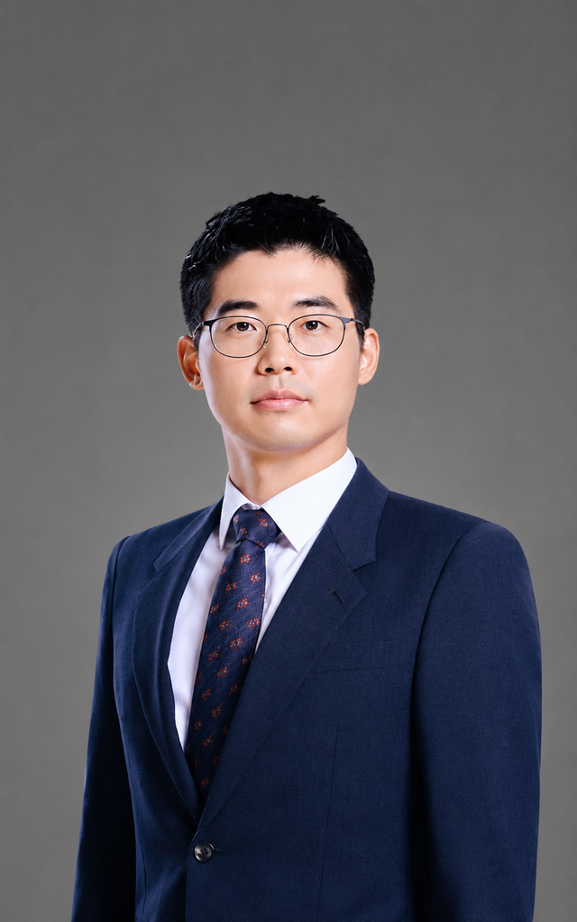 <style> /* 설명 영역 자체의 여백/라인/높이를 완전히 제거 */ :host {     display: block !important;     position: relative !important;     width: 300px !important;     height: 480px !important;     padding: 0 !important;     margin: 0 !important;     line-height: 0 !important; }  /* 설명 텍스트 기본 레이아웃 제거 */ :host p, :host div {     margin: 0 !important;     padding: 0 !important; }  /* 카드 전체를 이미지와 동일한 위치(0,0)에 고정 */ .profile-card {     position: absolute;     top: 0 !important;     left: 0 !important;     width: 300px;     height: 480px;     border-radius: 22px;     overflow: hidden;     pointer-events: none; /* 클릭이 이미지로 전달되도록 */ }  /* 위·아래 짙은 회색 그라데이션(중간 = 완전 투명) */ .gradient-overlay {     position: absolute;     top: 0;     left: 0;     width: 300px;     height: 480px;     background: linear-gradient(         to bottom,         rgba(30,31,38,0.85) 0%,         rgba(30,31,38,0.0) 33%,         rgba(30,31,38,0.0) 65%,         rgba(30,31,38,0.85) 100%     );     z-index: 1; }  /* 텍스트 공통 */ .profile-text-top, .profile-text-bottom {     position: absolute;     left: 20px;     z-index: 2;     color: #fff;     pointer-events: none; }  .profile-text-top { top: 20px; }  .profile-name {     font-size: 22px;     font-weight: 700; }  .profile-role {     font-size: 14px;     opacity: 0.9; }  .profile-text-bottom {     bottom: 18px;     width: 90%; }  .profile-bio {     font-size: 13px;     opacity: 0.85;     line-height: 1.4; } </style>  <div class="profile-card">      <div class="gradient-overlay"></div>      <div class="profile-text-top">         <div class="profile-name"> 박진엽 </div> <div class="profile-role">  마포지사장 | 공인노무사 Certified Public Labor Attorney </div> </div> </div>