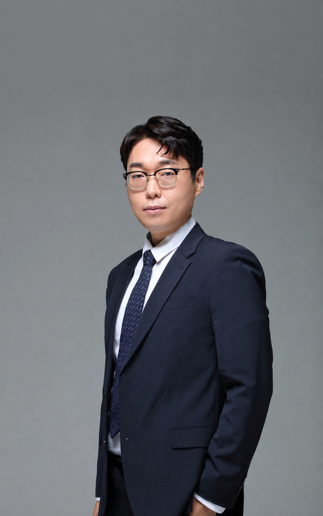 <style> /* 설명 영역 자체의 여백/라인/높이를 완전히 제거 */ :host {     display: block !important;     position: relative !important;     width: 300px !important;     height: 480px !important;     padding: 0 !important;     margin: 0 !important;     line-height: 0 !important; }  /* 설명 텍스트 기본 레이아웃 제거 */ :host p, :host div {     margin: 0 !important;     padding: 0 !important; }  /* 카드 전체를 이미지와 동일한 위치(0,0)에 고정 */ .profile-card {     position: absolute;     top: 0 !important;     left: 0 !important;     width: 300px;     height: 480px;     border-radius: 22px;     overflow: hidden;     pointer-events: none; /* 클릭이 이미지로 전달되도록 */ }  /* 위·아래 짙은 회색 그라데이션(중간 = 완전 투명) */ .gradient-overlay {     position: absolute;     top: 0;     left: 0;     width: 300px;     height: 480px;     background: linear-gradient(         to bottom,         rgba(30,31,38,0.85) 0%,         rgba(30,31,38,0.0) 33%,         rgba(30,31,38,0.0) 65%,         rgba(30,31,38,0.85) 100%     );     z-index: 1; }  /* 텍스트 공통 */ .profile-text-top, .profile-text-bottom {     position: absolute;     left: 20px;     z-index: 2;     color: #fff;     pointer-events: none; }  .profile-text-top { top: 20px; }  .profile-name {     font-size: 22px;     font-weight: 700; }  .profile-role {     font-size: 14px;     opacity: 0.9; }  .profile-text-bottom {     bottom: 18px;     width: 90%; }  .profile-bio {     font-size: 13px;     opacity: 0.85;     line-height: 1.4; } </style>  <div class="profile-card">      <div class="gradient-overlay"></div>      <div class="profile-text-top">         <div class="profile-name"> 김태형 </div> <div class="profile-role"> 팀장 Team Leader</div> </div> </div>